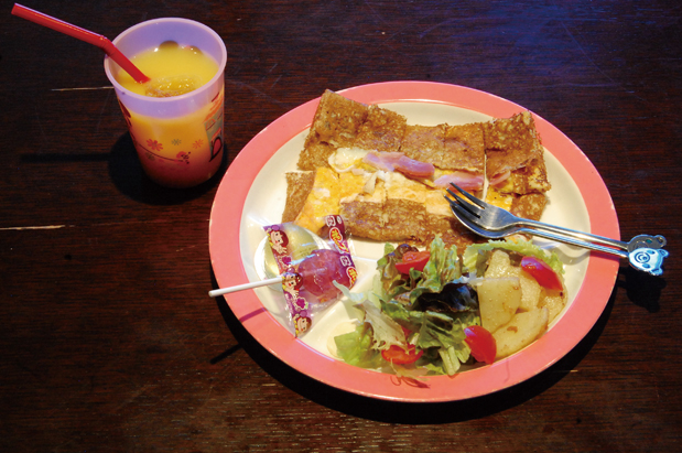 ランチセットを注文すると注文できる「おこさまセット（350円）」。食べやすいようにカットしたミニガレット（ハム・チーズ・卵）またはクレープ（シュガーバター）、サラダ、おやつ、オレンジジュース付き