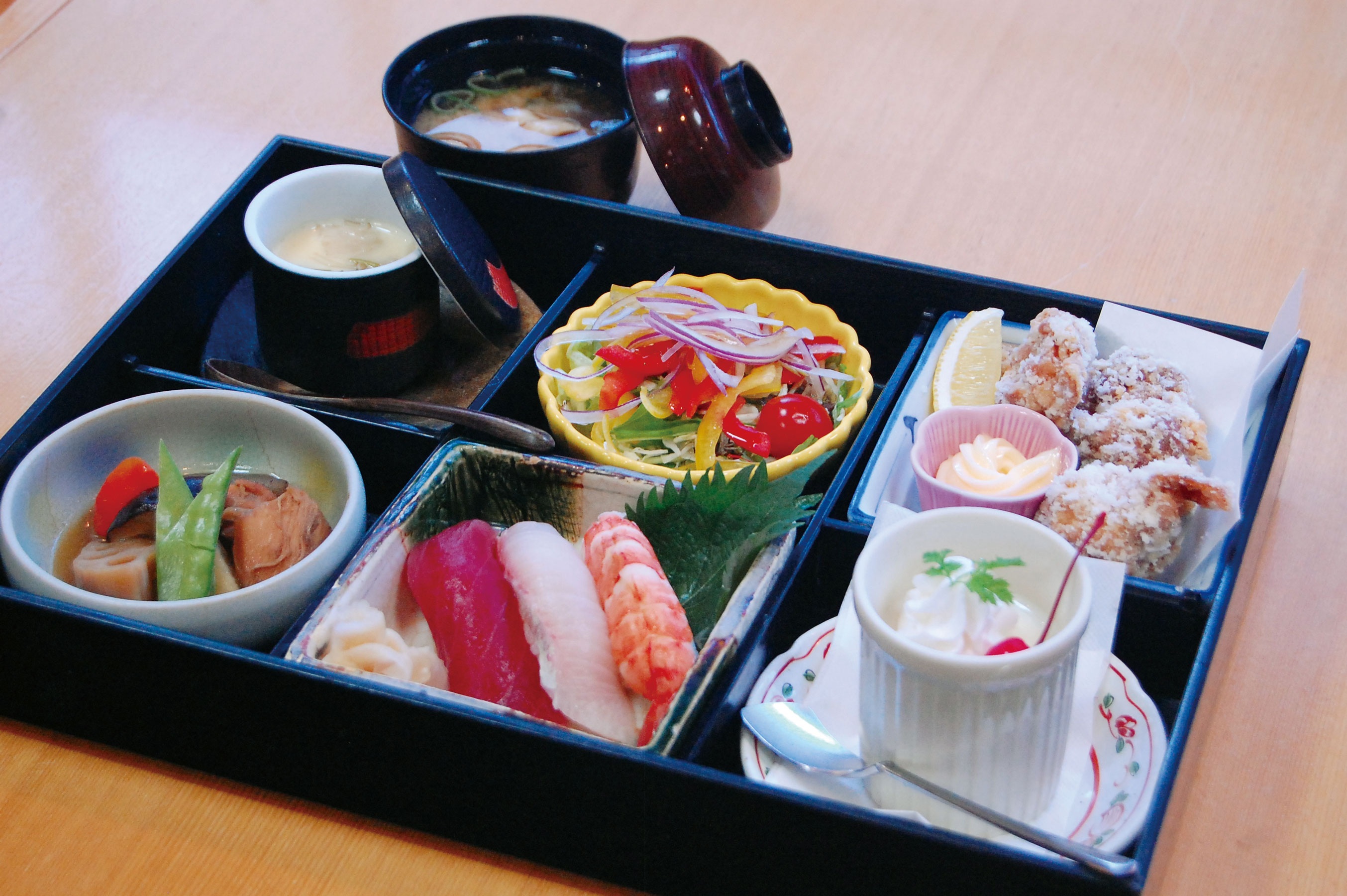 ランチに提供する「レディース弁当（1480円／数量限定）」。寿司、煮物、茶碗蒸し、サラダ、唐揚げ、味噌汁、デザートが付きます