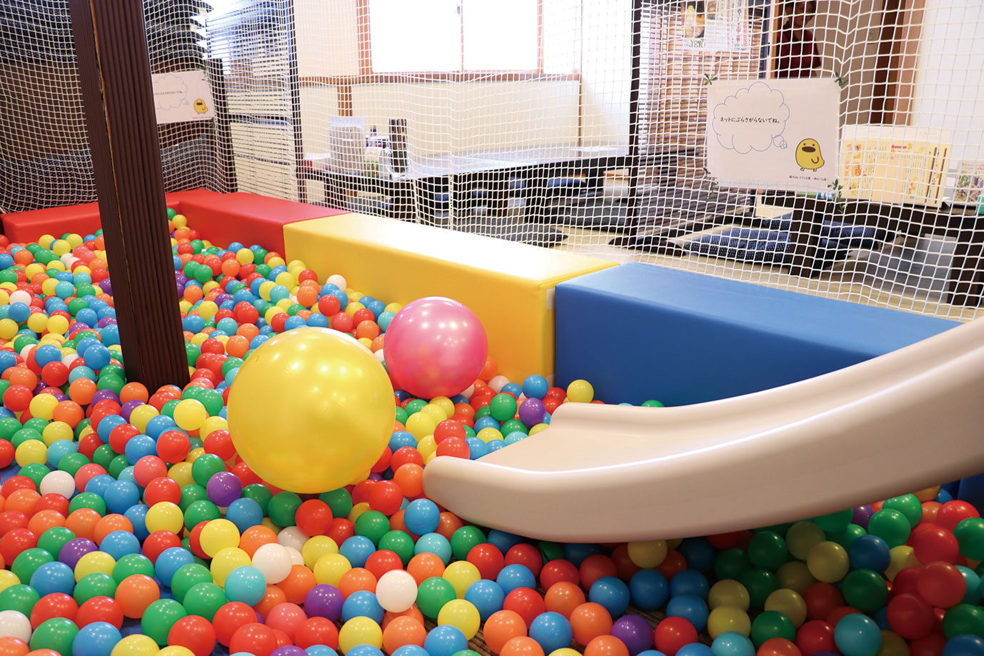 大広間のkidsスペース（6歳以下対象）にはなんとボールプールが。絵本やおもちゃといった定番アイテムの用意もあります