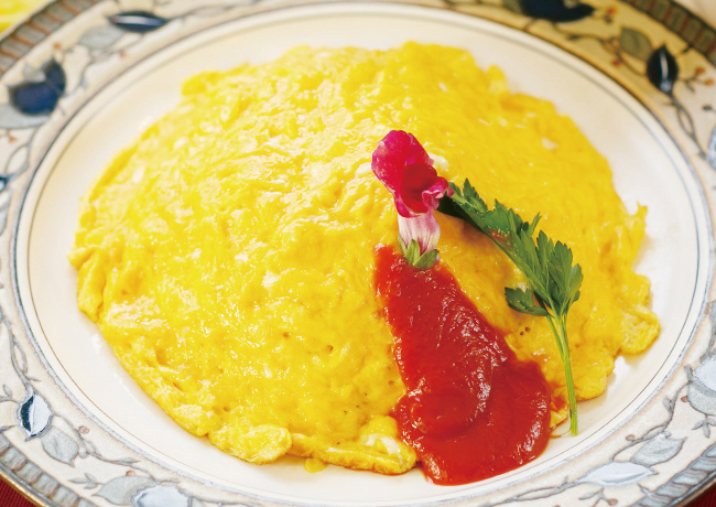 ふんわりふわふわでとろりとした卵と特製デミグラスソースが絶妙のバランスの「ふわふわ卵のオムライス」は、子どもにも人気