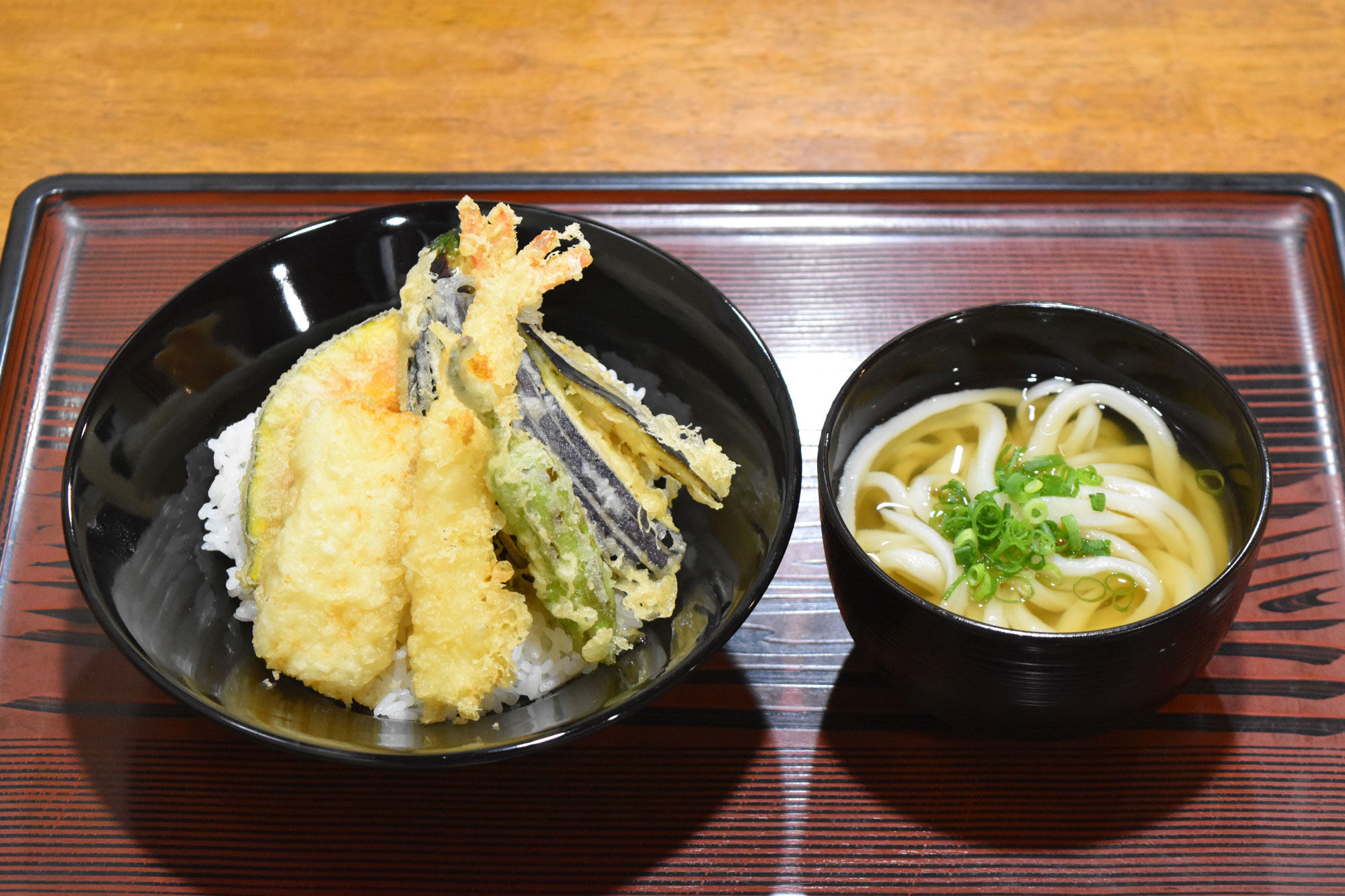 かぼちゃ、なす、イカ、エビ、シシトウの天ぷらが乗った天丼に、ミニうどんが付いた「うどん屋の天丼（900円）」