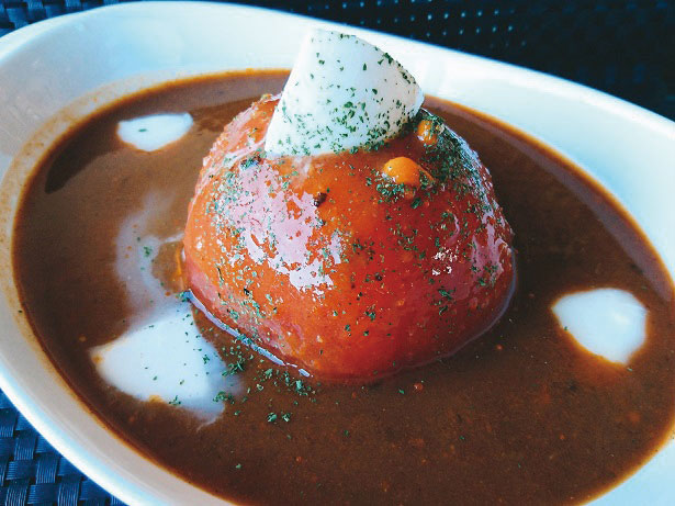 ①丸ごとトマトの「トマトとフレッシュモツァレラのカレー（1093円）」。パンと一緒に食べておいしいソース系のメニューを中心に取りそろえています