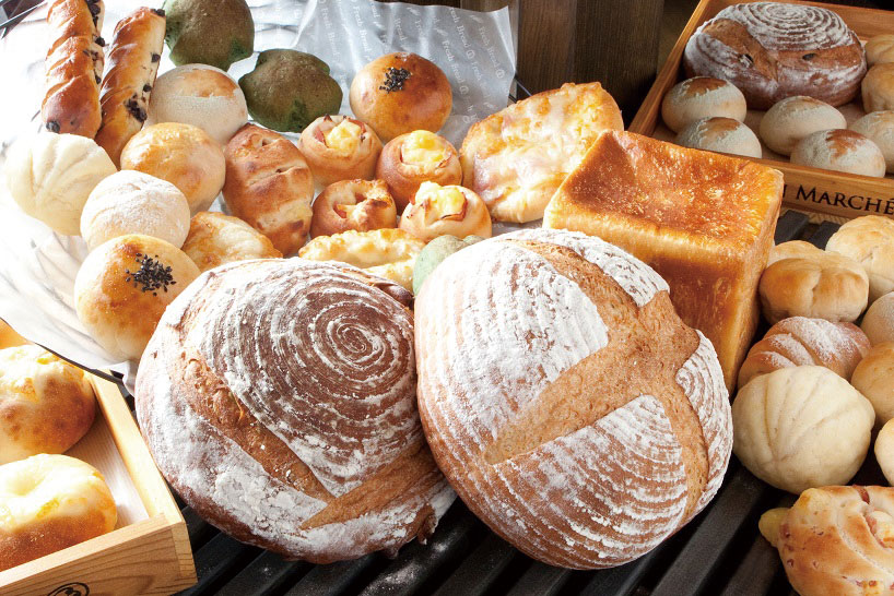 ③玄米の栄養素をそのままに、消化吸収もばっちりの玄米粉・リブレフラワーを使ったパンの数々。店頭販売もしています
