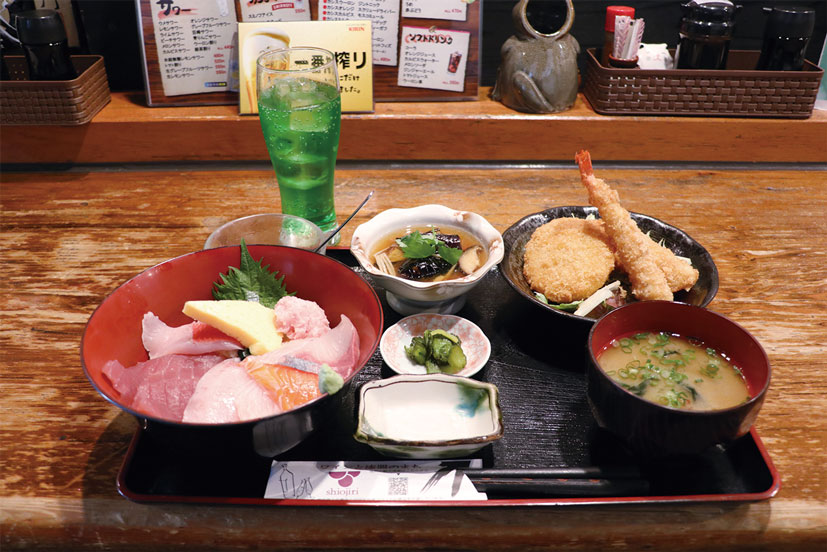 ①こだわりの海鮮を気軽に味わえる「おまかせ海鮮丼ランチ（1000円／平日ランチメニュー限定）」。酢飯か白飯を選べます