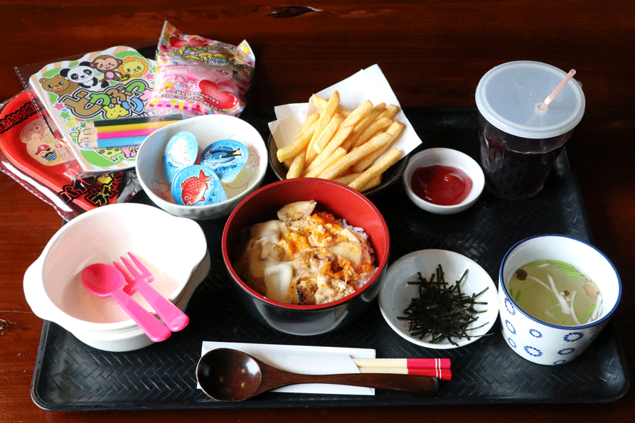 「お子様ランチ（968円）」。親子丼に鶏スープ、ゼリー、ポテトフライ、ジュース、おもちゃ（1点。写真はイメージ）が付きます