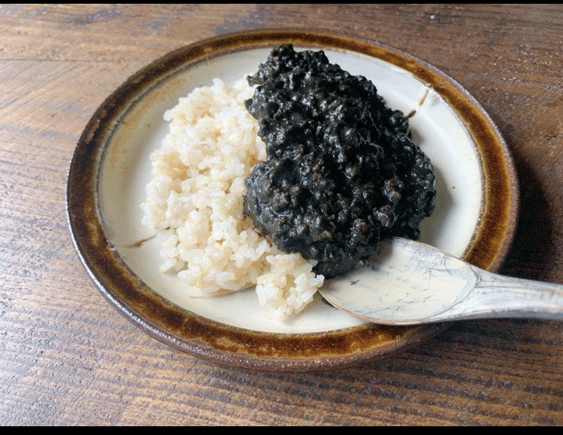 ②「つむぎやの黒カレー＆季節のサラダとおかず（1300円）」。子どもでも食べやすい辛さの、コクのある黒カレーです