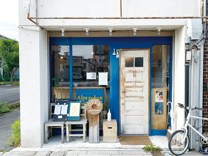 ④駅前大通りに面して店舗はあります。女性1人での来店が多いそう