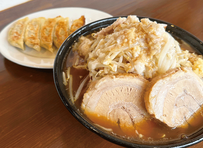 ①看板メニューの「野郎（並950円）」は食べ応えのあるガッツリ系ラーメン。「焼き餃子（380円）」も人気の一品。