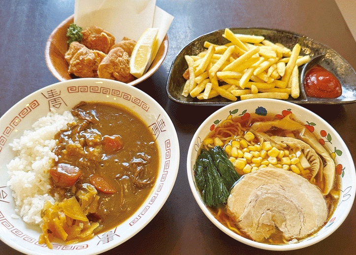 ②お子様向けメニューも豊富で、あっさり味の「お子様ラーメン（550円）」や、甘めの「ミニカレー（550円）」、ポテトフライ（495円）、からあげ（605円）も好評です。