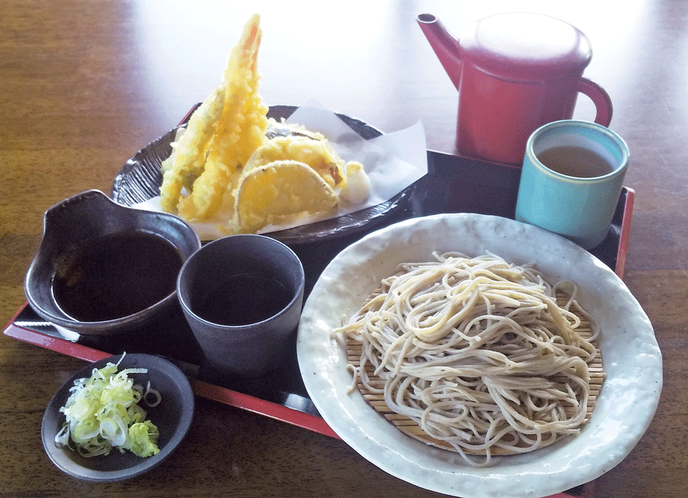 ②大海老2本と野菜天ぷらの付いた「大海老天ざる」。そばのサイズは選べます