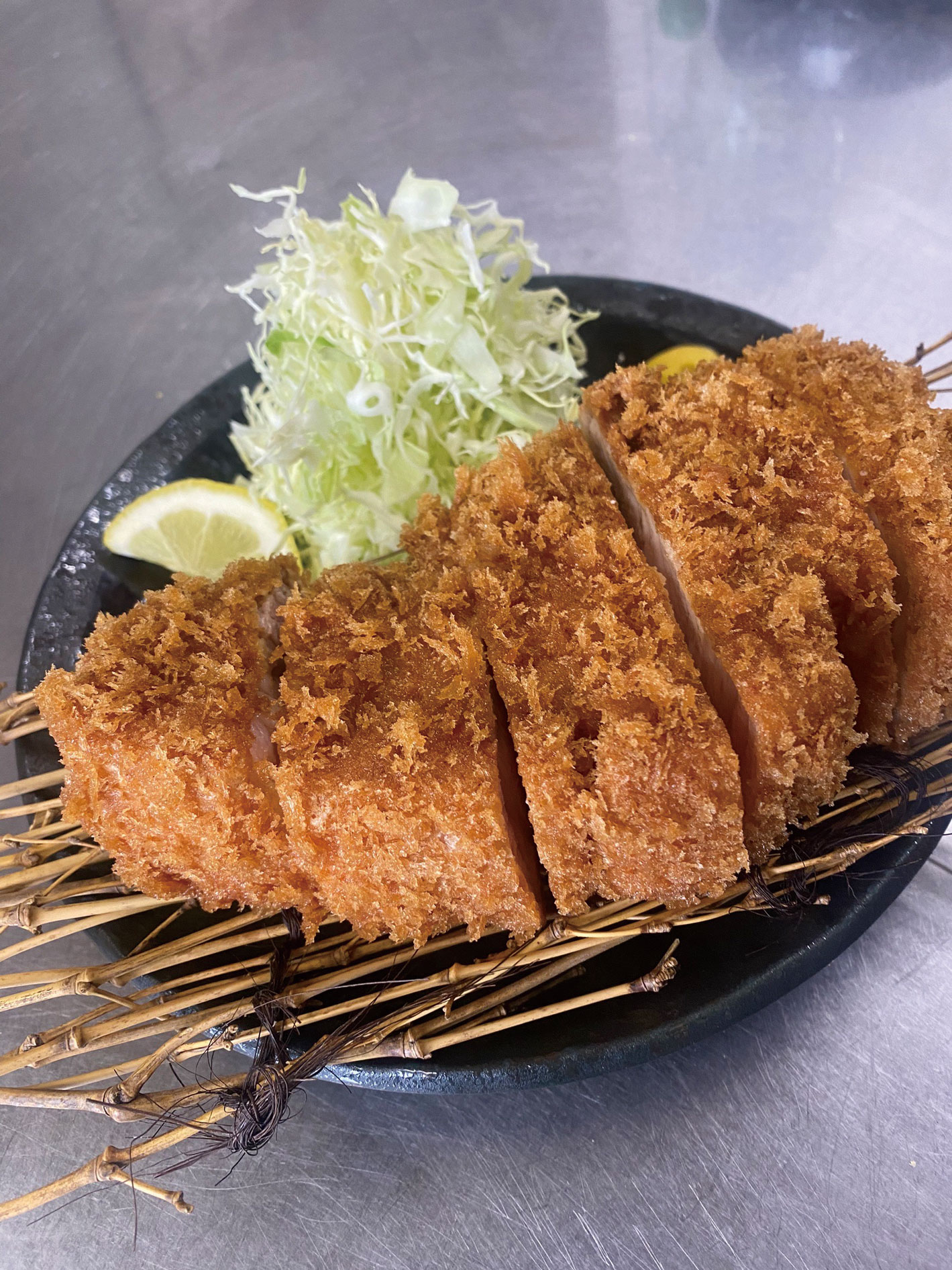 一切れ450㌘ほどの「ロースかつ」。定食（ご飯、豚汁付き）や単品でもいただけます