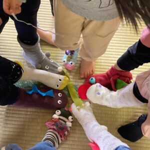 にちようカラダのワークショップ『つくってあそぼう！くつしたにんぎょう』