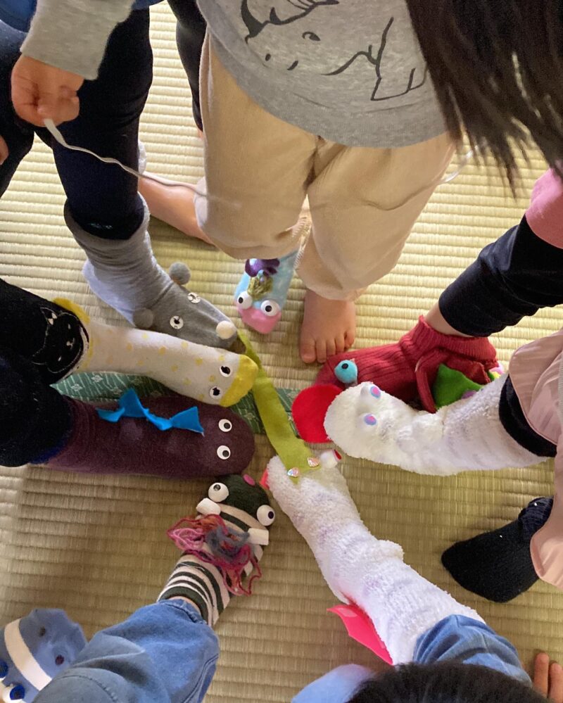にちようカラダのワークショップ『つくってあそぼう!くつしたにんぎょう』