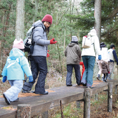 森が子どもの根っこを育てる。親子でゆっくり歩む森のお散歩会。