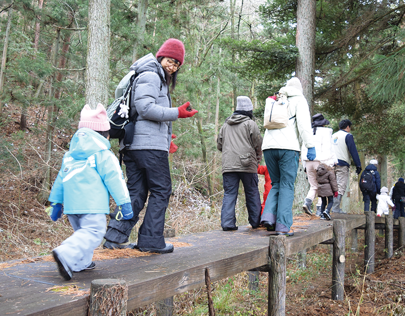 森が子どもの根っこを育てる。親子でゆっくり歩む森のお散歩会。