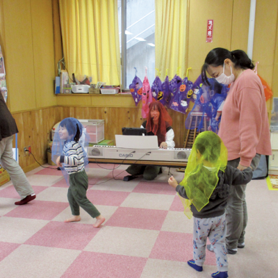 触れて、奏でて、リズムを感じて、親子で楽しむ音遊びの時間。