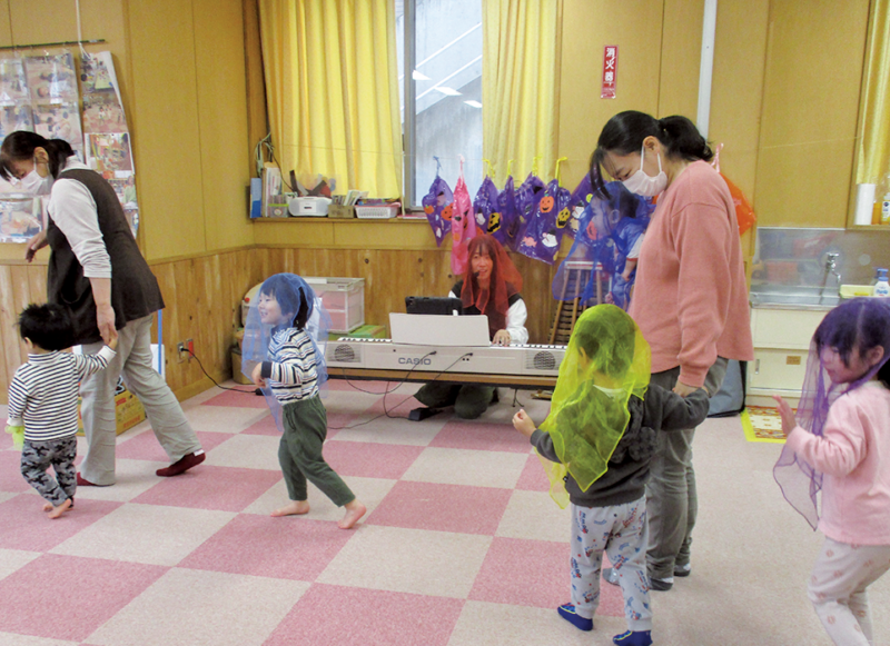 触れて、奏でて、リズムを感じて、親子で楽しむ音遊びの時間。