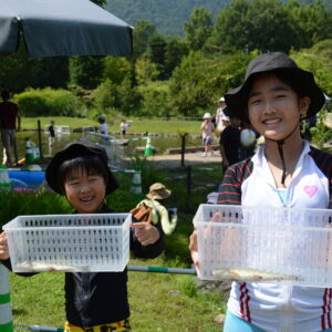 国営アルプスあづみの公園 ニジマスのつかみ取り体験