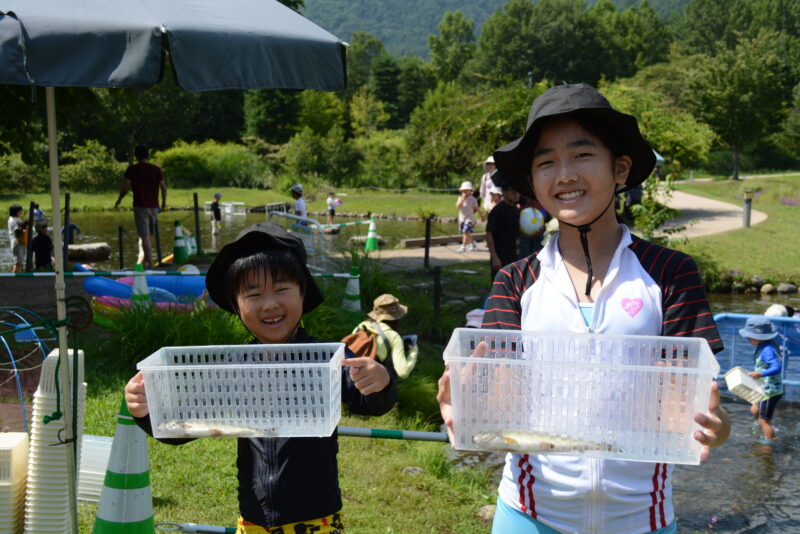 国営アルプスあづみの公園 ニジマスのつかみ取り体験